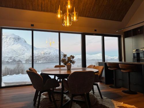 LyNora - Luxury Northern Lights Lodge with Jacuzzi & Lyngen Alps view in Rotsund