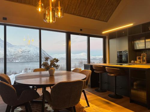 LyNora - Luxury Northern Lights Lodge with Jacuzzi & Lyngen Alps view in Rotsund