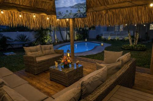 The Peacock Bungalow- Heated Pool & Jacuzzi- 5 min to beach! in Lake Worth, USA