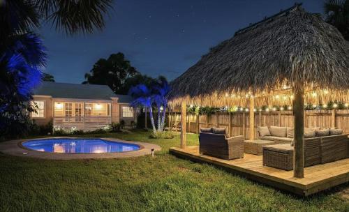 The Peacock Bungalow- Heated Pool & Jacuzzi- 5 min to beach! in Lake Worth, USA