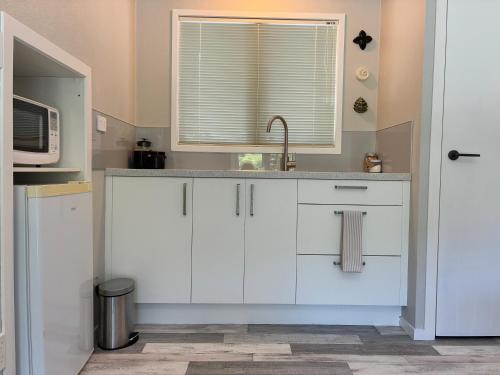 Kitchen, Relax in the Garden Suite in Thames
