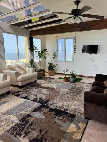 Oceanfront Hideaway mainfloor in ايزابيلا