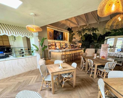 Pub/Lounge, Rumah 95 m² dengan 2 kamar tidur dan 2 kamar mandi pribadi di Plettenberg Bay (Goose Valley Luxury Apartment Ocean View Plett Bay) in Plettenberg Bay