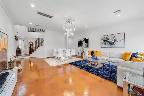 3BR Home with Power Wifi & Hot Tub - image 8