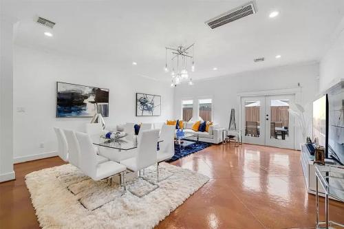 3BR Home with Power Wifi & Hot Tub - image 5