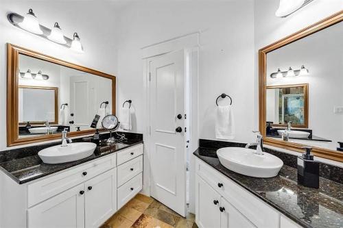 3BR Home with Power Wifi & Hot Tub - image 4