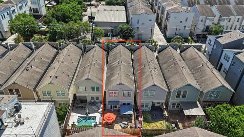 3BR Home with Power Wifi & Hot Tub - image 10