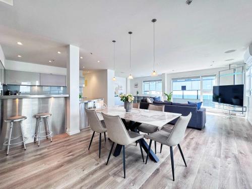 2Level CBD Penthouse 3BR 180deg Balcony & Parking