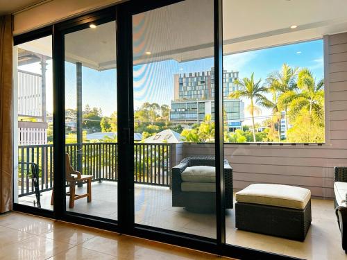 Modern 4BR 3Bath Duplex near Train Station Stylish Comfortable in 圖翁