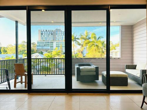 Modern 4BR 3Bath Duplex near Train Station Stylish Comfortable in 圖翁