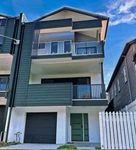 Modern 4BR 3Bath Duplex near Train Station Stylish Comfortable in 圖翁