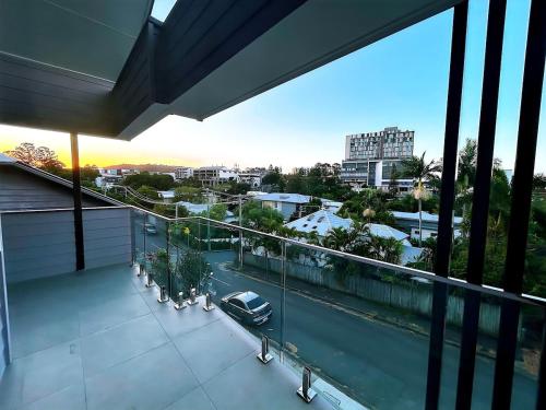 Modern 4BR 3Bath Duplex near Train Station Stylish Comfortable in 圖翁