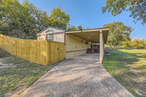 Gorgeous 10 Acre Estate POOL HOT TUB GAME ROOM in Spicewood, USA