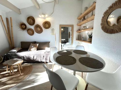 Villa mitoyenne T2 climatisée avec piscine et parking, vue pinède - FR-1-607-237