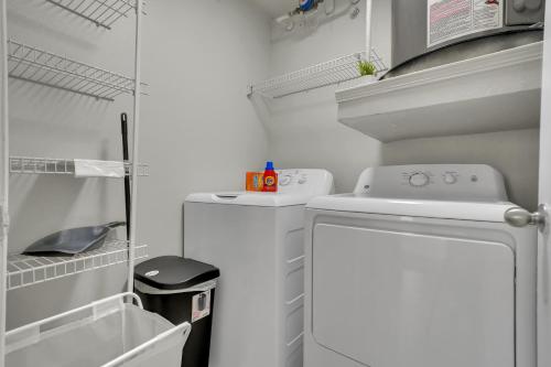 Sapphire 1BD Loft - Pool, Gym & Free Parking! in Плано (Техас)