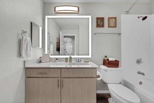 Sapphire 1BD Loft - Pool, Gym & Free Parking! in Плано (Техас)