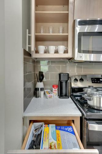 Sapphire 1BD Loft - Pool, Gym & Free Parking! in Плано (Техас)