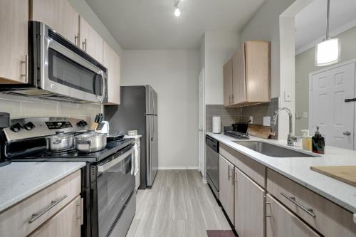 Sapphire 1BD Loft - Pool, Gym & Free Parking! in Плано (Техас)