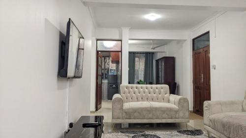 Spacious Apartment in Dar es Salaam with City Views - image 5