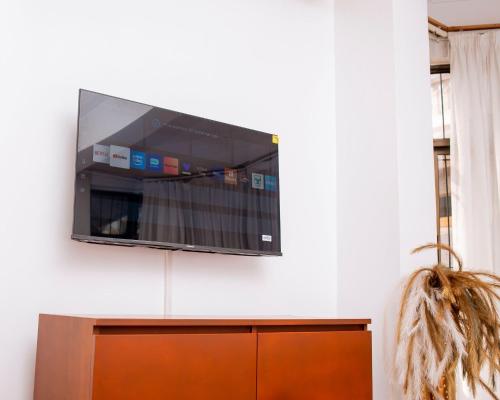 Spacious Apartment in Dar es Salaam with City Ocean and Pool Views - image 2