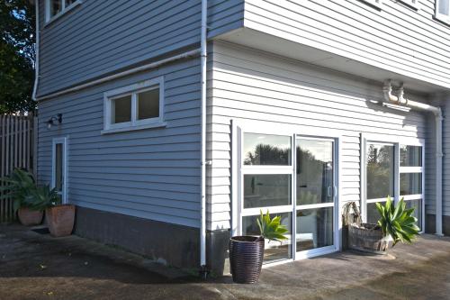 Exterior view, Escape on St Aubyn in Moturoa