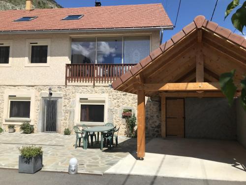 Le Rocher des Ducs, appartement, cour privative, abris voiture in Le Glaizil
