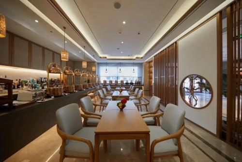 Restaurante, Yunli Hotel (Beijing Nanluoguxiang Yonghegong Branch) in Back Lakes (Hou Hai)