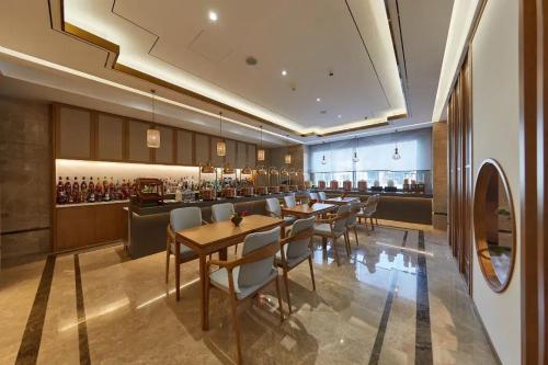 Restaurante, Yunli Hotel (Beijing Nanluoguxiang Yonghegong Branch) in Back Lakes (Hou Hai)