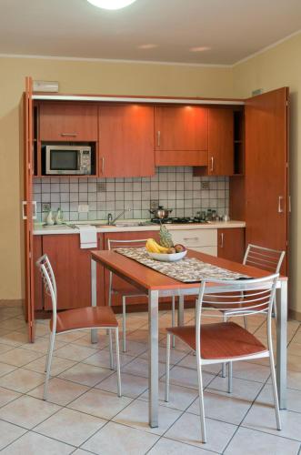 Motta Residence Hotel - Accommodation - Motta SantʼAnastasia