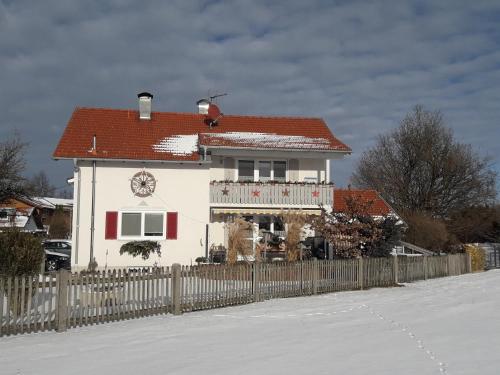 Gästehaus Reisacher - Ferienwohnung mit Frühstück (Gastehaus Reisacher - Ferienwohnung mit Fruhstuck) in Peiting