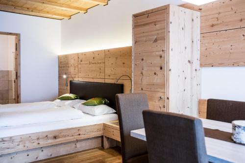 2 twin beds, 2 sofa beds