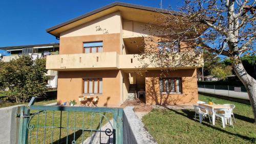 Bright villa flat with shared garden