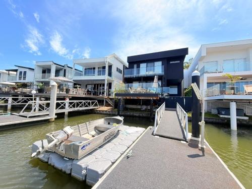 Amazing Waterfront house&Pet Friendly &3 months Minimum in Coomera