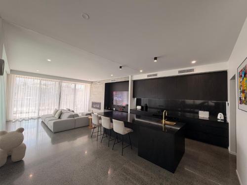 Amazing Waterfront house&Pet Friendly &3 months Minimum in Coomera