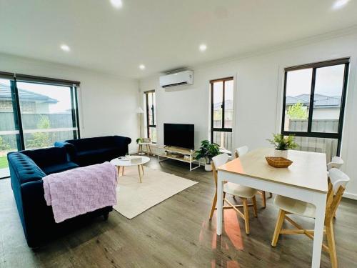 Elegant 3-Bedroom House with Free secured Parking in Cardinia