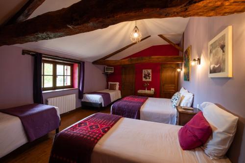 1 queen bed, 3 twin beds