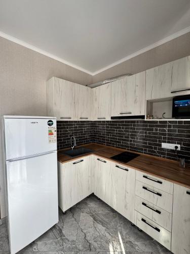 virtuve, Laguna City Lakeview Apartment in Grigorievka