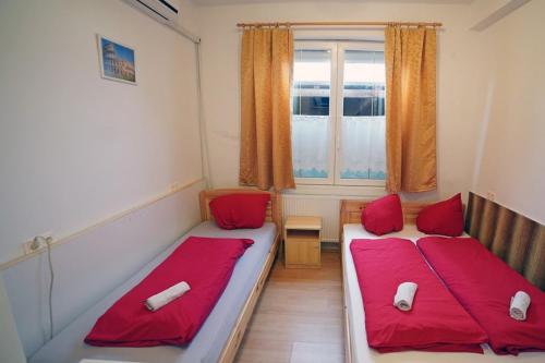 1 queen bed, 1 double bed, 1 bunk bed