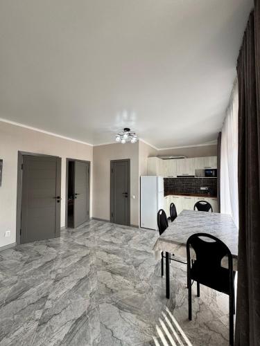virtuve, Laguna City Lakeview Apartment in Grigorievka