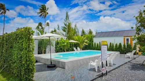 Swimming pool, บลูคริสตัลรีสอร์ทแหลมสิงห์ in Laem Sing