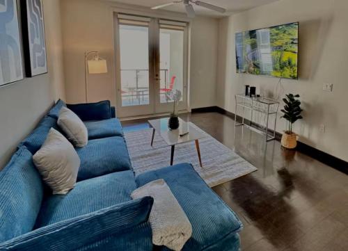 Hollywood Panoramic Views, Pool, Gym & Free parking!, Los Angeles
