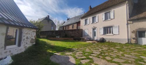 花園, Maison dans un joli village typique du Cantal! in 訥韋格利斯