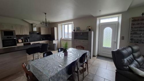 Maison dans un joli village typique du Cantal! in 訥韋格利斯