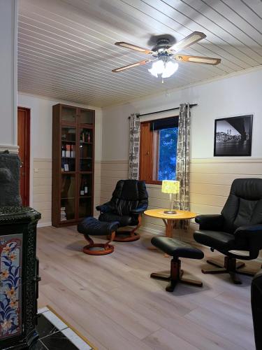 Cozy Timber Lodge With Sauna & Grill Hut in Storsteinnes