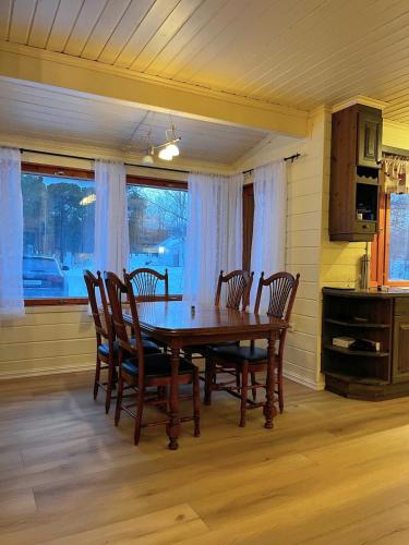 Cozy Timber Lodge With Sauna & Grill Hut in Storsteinnes