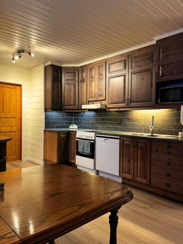 кухня, Cozy Timber Lodge With Sauna & Grill Hut in Storsteinnes