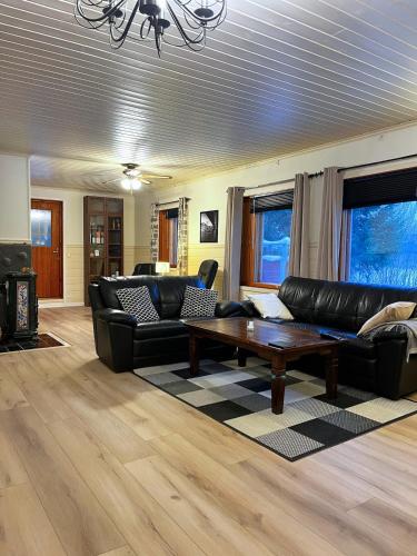 Cozy Timber Lodge With Sauna & Grill Hut in Storsteinnes