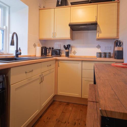 Sea Crest - Beachfront Escape with Whisky Snug in Каллен