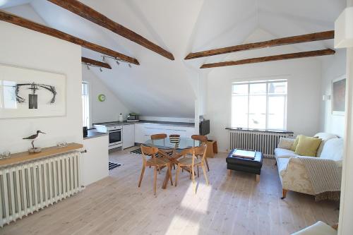 2 bedrooms, 4 beds