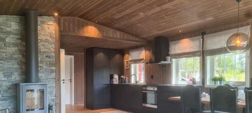 Зовнішній вигляд готелю, Renovated Cabin By Lake Djupedal in Бігстад